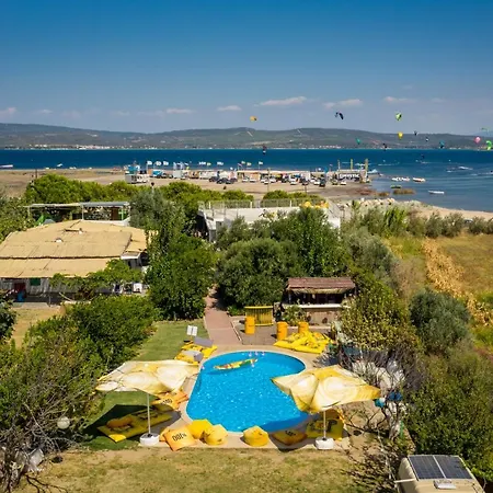 Surf House Hotel *