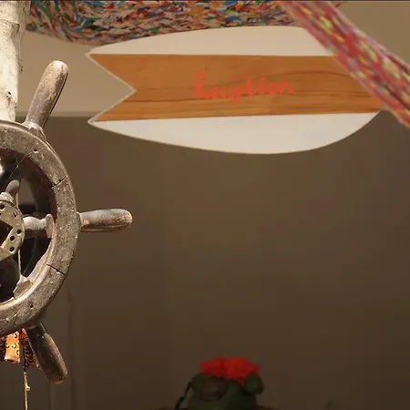 Surf House فندق أورلا